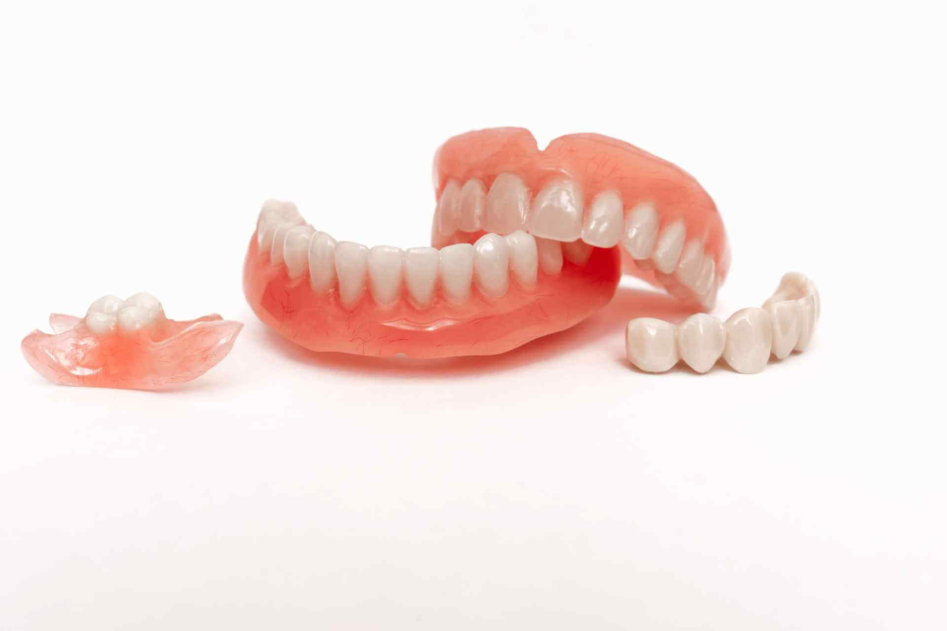 Pemasangan gigi tiruan lepasan untuk mengembalikan fungsi kunyah di Dentistime Bekasi
