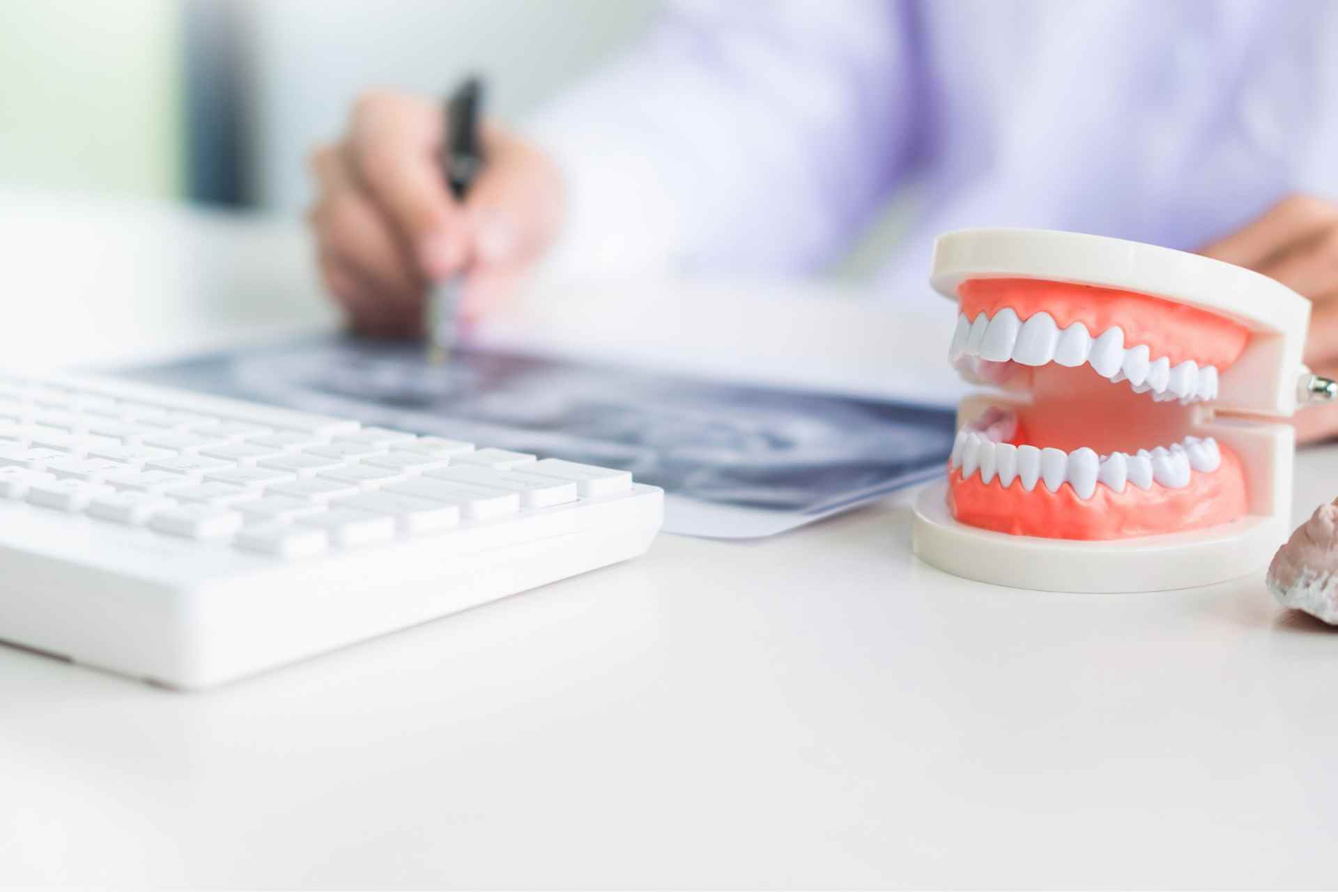 Sesi konsultasi dokter gigi profesional dan ramah untuk kesehatan gigi keluarga di Dentistime